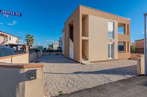 Apartments with a parking space Vir - 22568