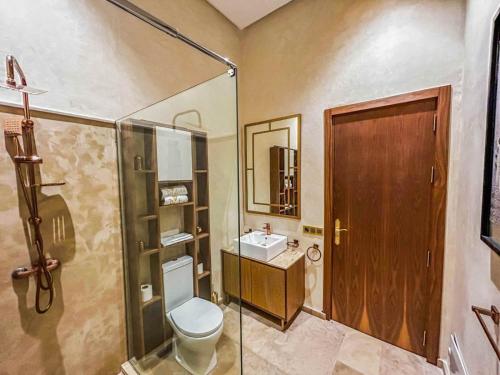 y baño con aseo, lavabo y ducha. en Al Destino Villa Riad Spa Luxury Marrakech, en Marrakech