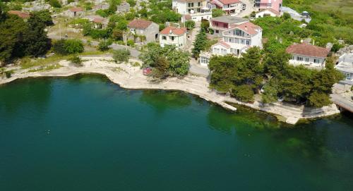 una vista aérea de un puente sobre un cuerpo de agua en Apartments with WiFi Ploce, Neretva Delta - Usce Neretve - 22723, en Ploče