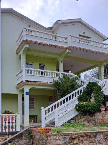 Apartments with parking spaces Palit, Rab - 22743