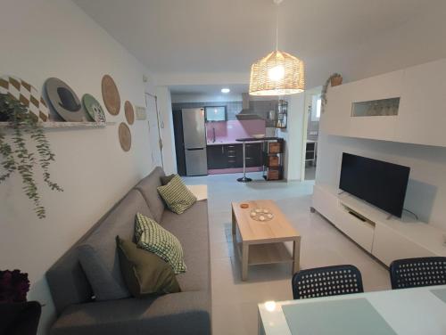 sala de estar con sofá y mesa en Apartamento Pilar, en Sevilla