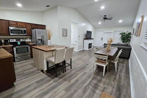 Serene Family Retreat Jax w/Pool + Firepit.にあるキッチンまたは簡易キッチン