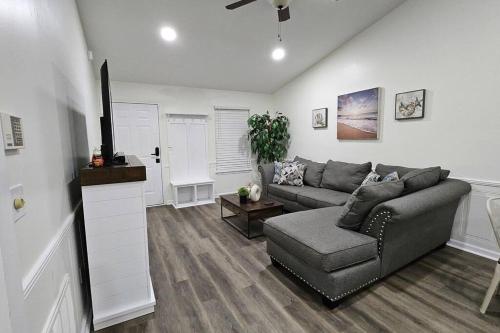 Serene Family Retreat Jax w/Pool + Firepit.にあるシーティングエリア