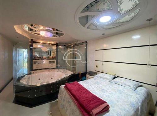 1 dormitorio con bañera, 1 cama y 1 bañera en cobertura duplex en Río de Janeiro
