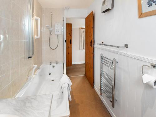 uma casa de banho com banheira e chuveiro em Cherry Tree Cottage - Uk46659 em Cheddar