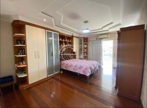 1 dormitorio con cama y estante para libros en cobertura duplex en Río de Janeiro