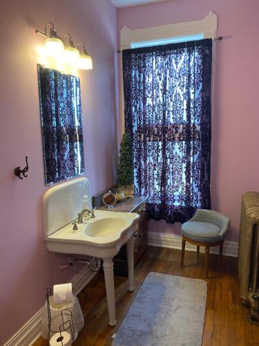 ein Bad mit einem Waschbecken und einem Fenster in der Unterkunft Vineyard Mansion B&B in Saint Joseph