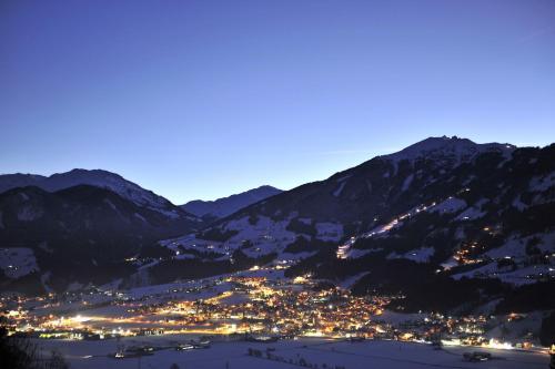 a view of a town in the mountains at night at Ferienwohnung Bergheim in Fügenberg