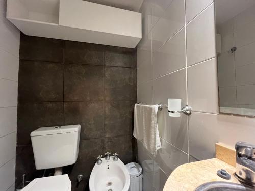 małą łazienkę z toaletą i umywalką w obiekcie Premium Apartment Rosario - Joan Miró w mieście Rosario