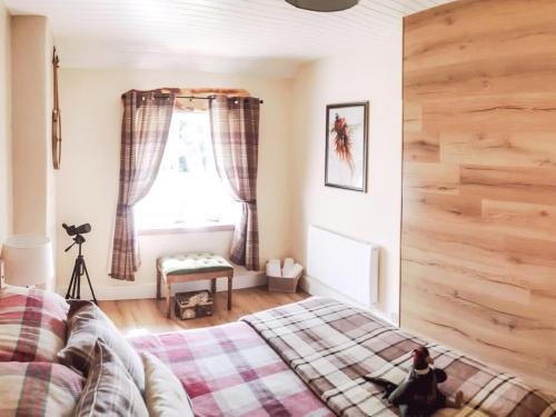 um quarto com uma cama e uma janela em Fishponds Cottage em Perth