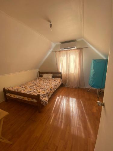 ein kleines Schlafzimmer mit einem Bett und einem Fenster in der Unterkunft Apartamento en segundo piso, barrio muy tranquilo para descansar en Chillán Viejo in Chillán Viejo
