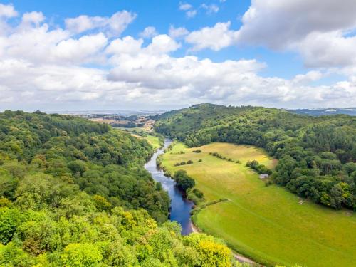 uma vista aérea de um rio num vale em The Malt Shovel Inn Apartment - Uk46143 em Lydbrook