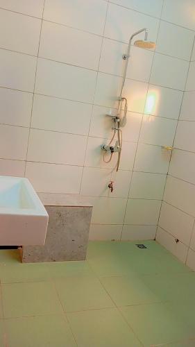 a bathroom with a sink and a shower at Timba OUEDO-VERDURE in Tokpa
