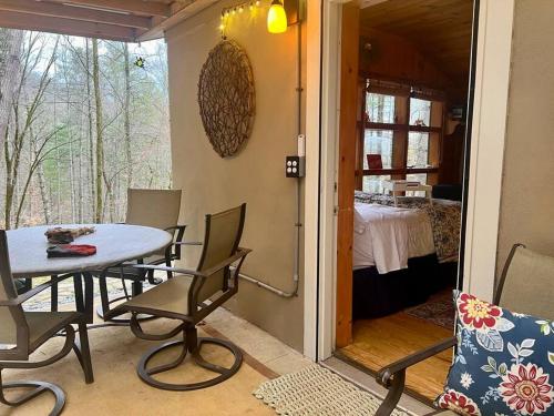 Φωτογραφία από το άλμπουμ του Private Mtn Love Shack w/ fast wifi, BBQ & view σε Franklin