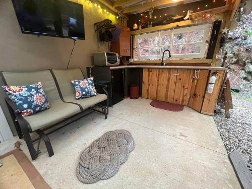 Η κουζίνα ή μικρή κουζίνα στο Private Mtn Love Shack w/ fast wifi, BBQ & view