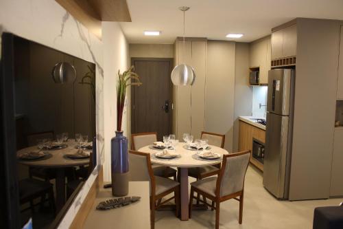 eine Küche und ein Esszimmer mit einem Tisch und Stühlen in der Unterkunft Noroeste Easy by CentoEdez in Brasilia
