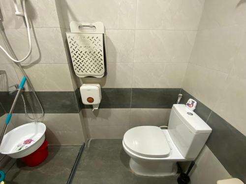 a small bathroom with a toilet and a sink at Căn hộ 2 phòng ngủ tầng 17 Sophia Center in Ấp Rạch Mẹo