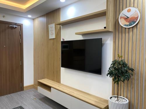 telewizor z płaskim ekranem na ścianie w pokoju w obiekcie Căn hộ 2 phòng ngủ tầng 17 Sophia Center w mieście Ấp Rạch Mẹo