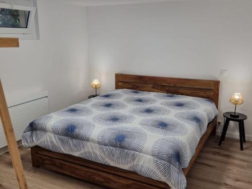 una camera con un letto e un piumone blu e bianco di Appartement Vieux-Boucau-les-Bains, 5 pièces, 8 personnes - FR-1-239-761 a Vieux-Boucau-les-Bains