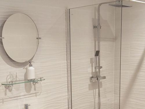 cabina de ducha con espejo y lavabo en Pippin - Uk37379 en Pilton