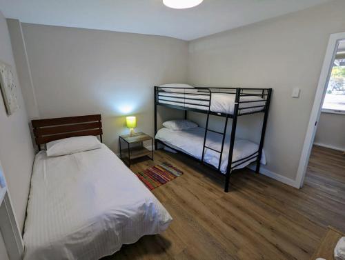 un dormitorio con una cama y una litera en The Peaks 2, en Dadswells Bridge