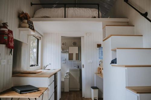 Casa pequeña con lavabo y litera en Tiny House 11 at Grampians Edge en Dadswells Bridge