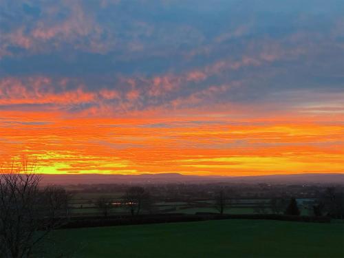Un tramonto su un campo con il cielo di Blackhills Barn a Northallerton
