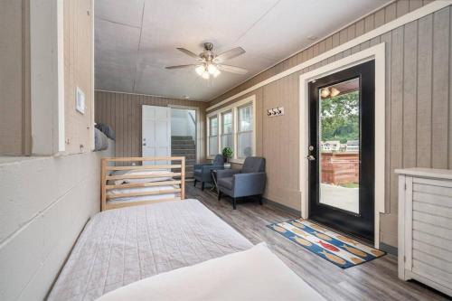 ein Schlafzimmer mit einem Bett und ein Wohnzimmer in der Unterkunft Lake Livin' in Hot Springs