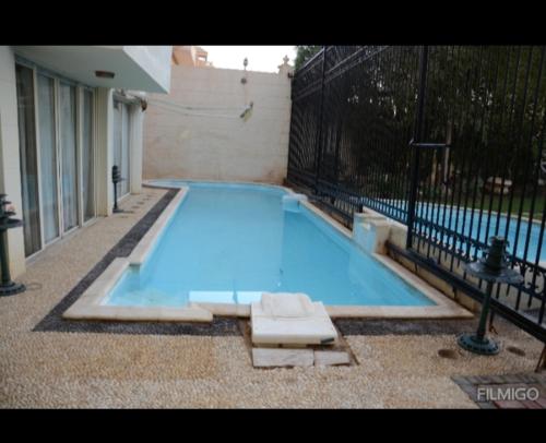 uma piscina no meio de um edifício em قصر 6غرف حمام سباحه em Cidade 6 de Outubro