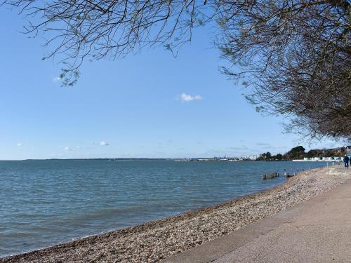 uma vista para uma praia com pessoas na água em Oakmere em Fareham