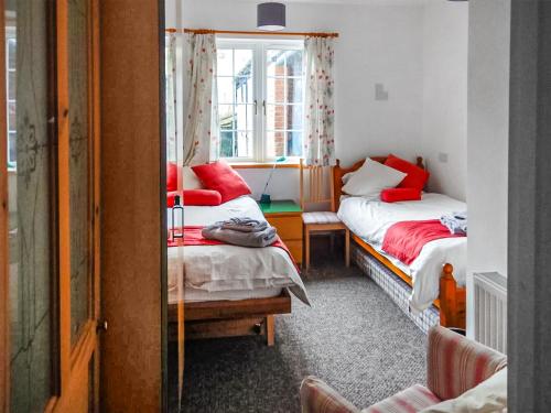 Zimmer mit 2 Betten und einem Fenster in der Unterkunft The Annex At Is Y Coed in Welshpool