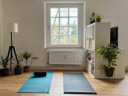uma sala de estar com uma grande janela e um tapete azul em Wohnung an der Bocksmauer em Osnabrück