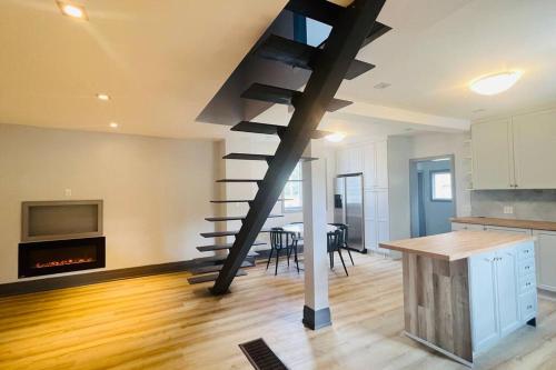 uma cozinha e sala de jantar com uma escada em espiral numa casa em Farm View & Close Lake & Steam Sauna & 10 Acres em Stouffville