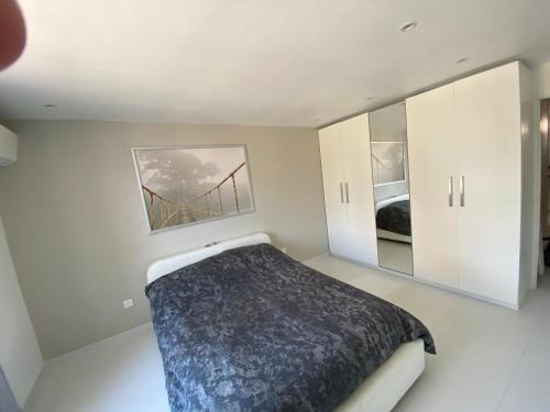 - une chambre avec un lit et un pont dans l'établissement Le coup de cœur d’Argelès, à Argelès-sur-Mer