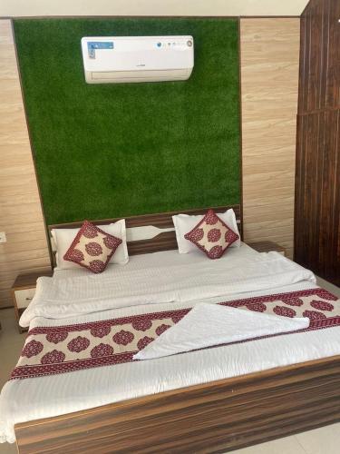a bedroom with a bed with a green wall at Rajaji Retreat in Rishīkesh