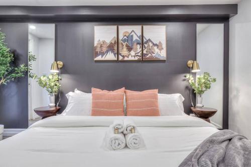 una camera da letto con un grande letto bianco con due asciugamani di Private - King Bed - Fireplace - Pets - SPA - WiFi a Whitby