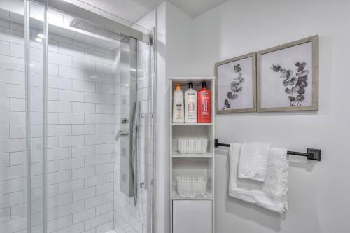 y baño con ducha y ducha acristalada en la puerta trasera. en Private - King Bed - Fireplace - Pets - SPA - WiFi, en Whitby