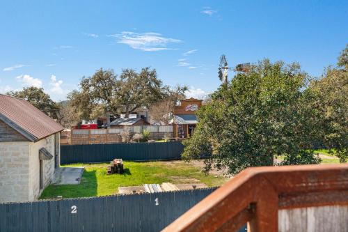 - Vistas a un patio con una valla en Salt Block - French Country Suite 6, en Bandera