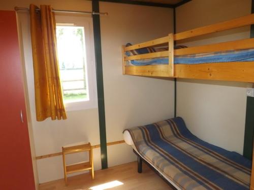 1 dormitorio con 2 literas y ventana en Gîte Maurs, 3 pièces, 4 personnes - FR-1-742-536, en Maurs