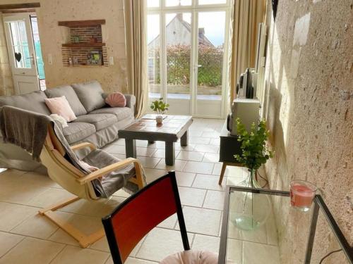 un salon avec un canapé et une table dans l'établissement 