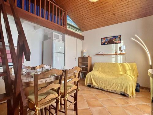 une cuisine et une salle à manger avec une table et des chaises dans l'établissement Appartement 2 pièces avec mezzanine, proche plages, piste cyclable et parking – Dolus d'Oléron - FR-1-246A-289, à Dolus-d'Oléron