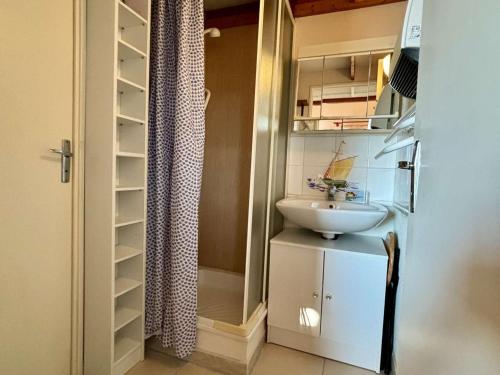 une petite salle de bain avec un lavabo et une douche dans l'établissement Appartement 2 pièces avec mezzanine, proche plages, piste cyclable et parking – Dolus d'Oléron - FR-1-246A-289, à Dolus-d'Oléron