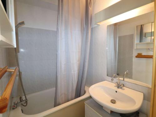 une salle de bain avec un lavabo et une baignoire et des toilettes et un lavabo dans l'établissement Appartement 2 pièces climatisé avec parking, proche plage - FR-1-307-254, au Grau-du-Roi