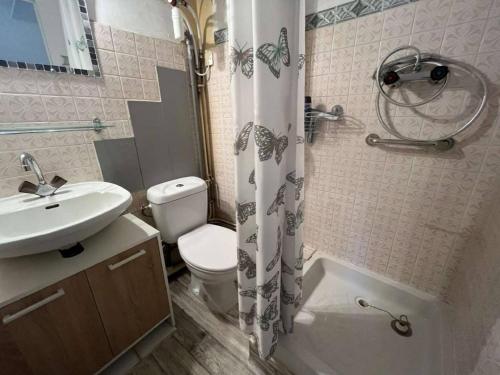 y baño con lavabo, aseo y ducha. en Studio Amélie-les-Bains-Palalda, 1 pièce, 2 personnes - FR-1-659-97, en Amélie-les-Bains-Palalda