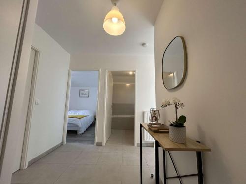 Appartement La Rochelle, 4 pièces, 8 personnes - FR-1-246-698 في لا روشيل: غرفة نوم بسرير ومرآة وطاولة