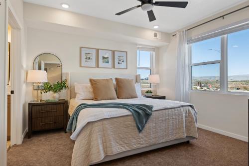 een slaapkamer met een bed en een plafondventilator bij Spanish Riviera condo in St. George