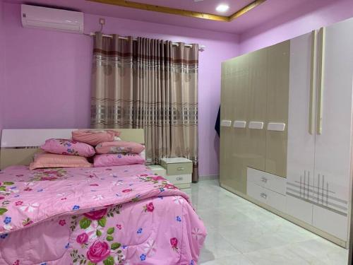 ein Schlafzimmer mit einem rosa Bett mit rosa Bettwäsche in der Unterkunft Saina Dive Residence - Fuvahmulah, Maldives in Fuvahmulah