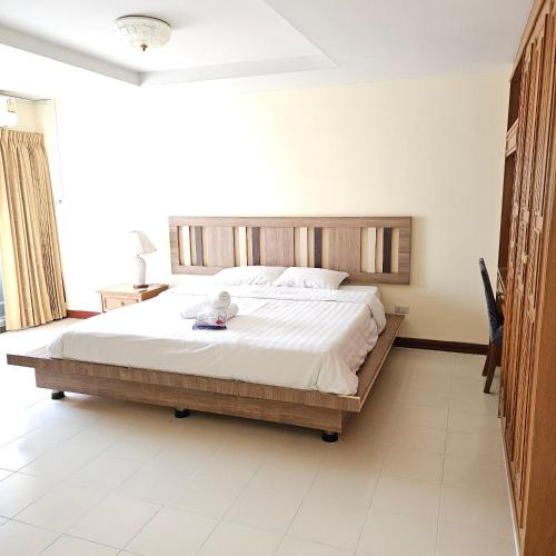 a bedroom with a large bed in a room at Omni Suites 2Bedroom in Bangkok