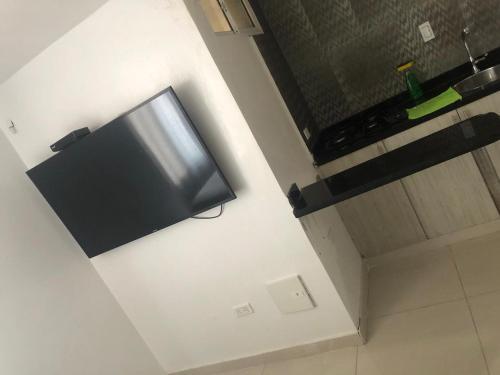 een flatscreen-tv aan een muur bij Apartamentos Rodadero Nabusimake11 in Rodadero