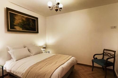ein Schlafzimmer mit einem Bett und einem Wandgemälde in der Unterkunft La Chouette - Appartement 70m2 PMR in Château-Thierry